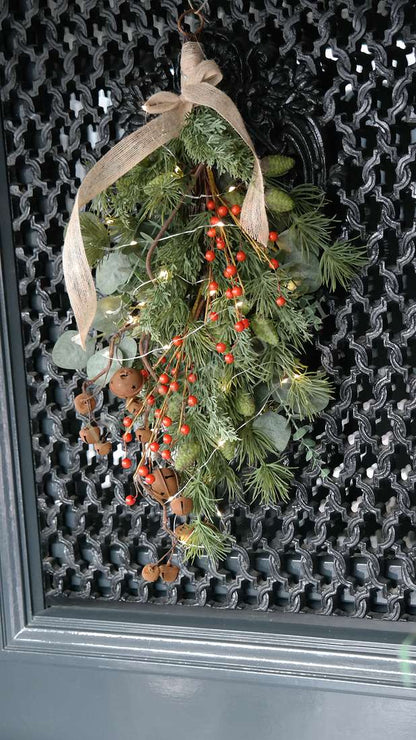 Toef dennentak-bessen hangdecoratie met groene takken, rode bessen, lampjes en jute strik