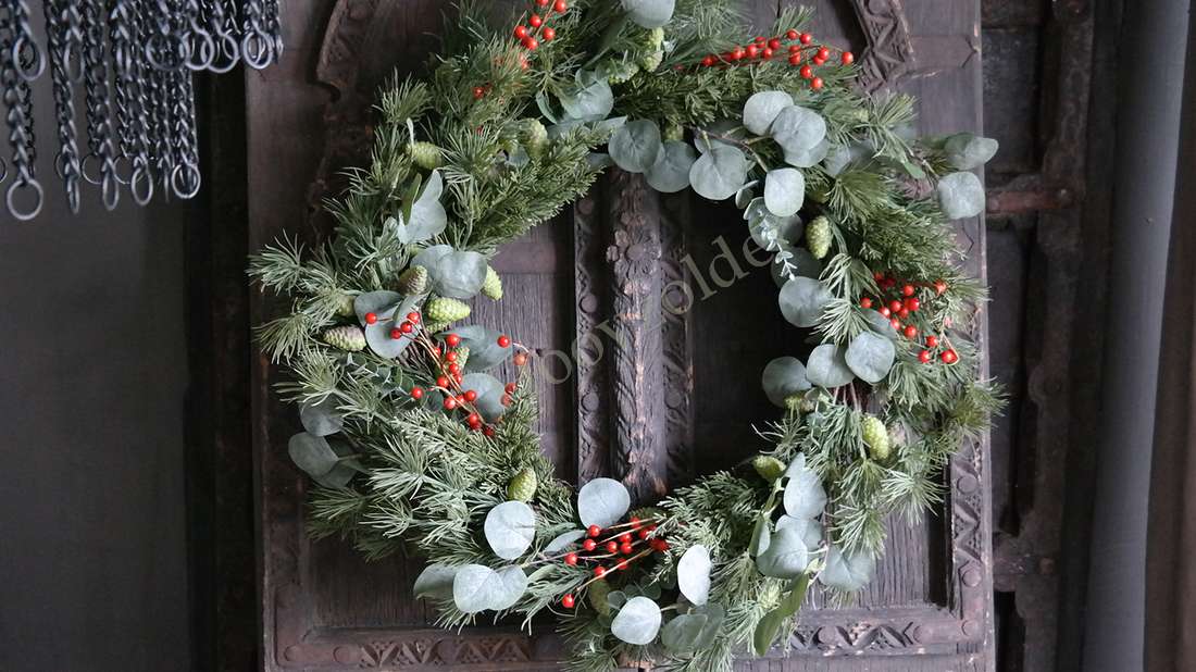 Kerstkrans van zijde met eucalyptus en rode bessen, 70 cm, De Hooyzolder decoratie