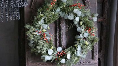 Kerstkrans van zijde met eucalyptus en rode bessen, 70 cm, De Hooyzolder decoratie