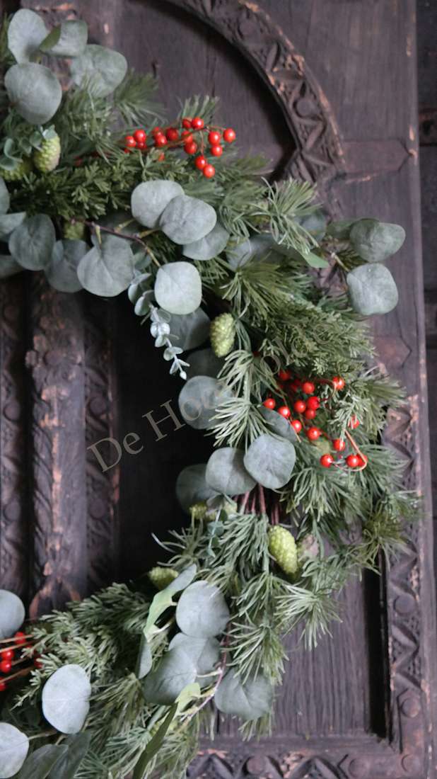 Kerstkrans met eucalyptusbladeren en rode bessen, De Hooyzolder decoratie, 70 cm
