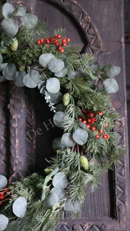 Kerstkrans met eucalyptusbladeren en rode bessen, De Hooyzolder decoratie, 70 cm