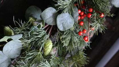 Kerstkrans van zijde met eucalyptus en rode bessen, 70 cm, De Hooyzolder