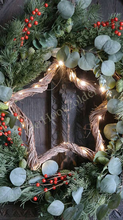 LED ster rotan krans, 50 cm, met warm witte lampjes, groene takken, rode bessen en eucalyptusbladeren