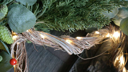 50 cm LED-ster rotan krans met groene takken en warme lichtjes; merk De Hooyzolder zichtbaar
