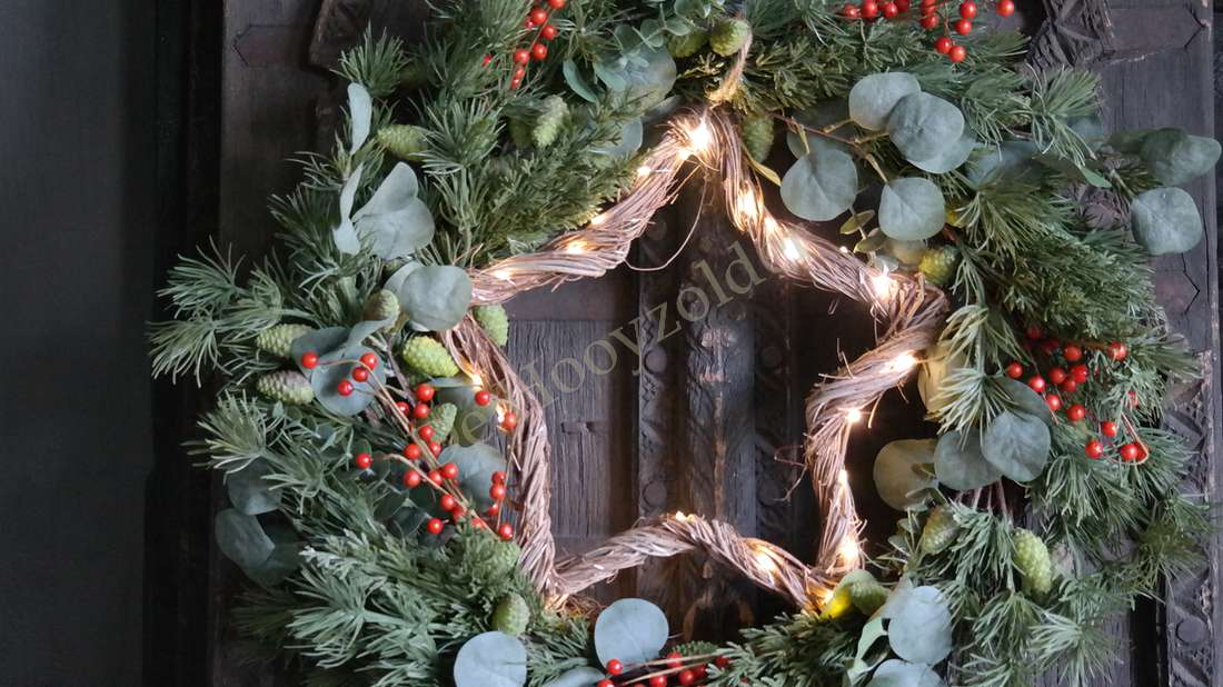 LED ster rotan krans, 50 cm, groen blad met rode bessen en warmwitte LED-lichtjes
