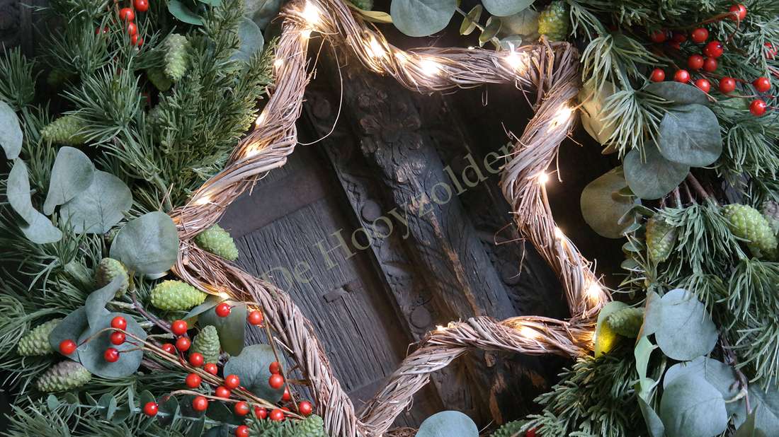 Kerstkrans eucalyptus en rode bessen met zijden takken, rondom houten ster met lampjes, 70 cm (De Hooyzolder)