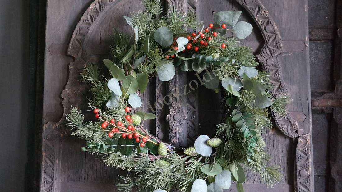 Kerstkrans van eucalyptus en rode bessen, zijden, maat M 55 cm, De Hooyzolder