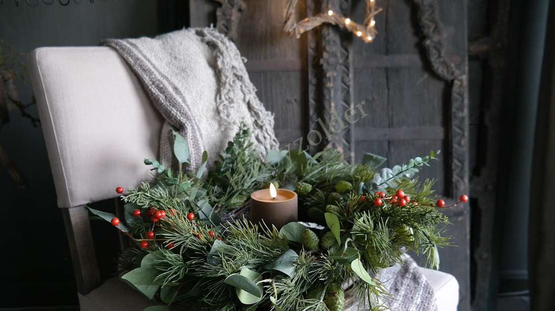Kerstkrans met zijden eucalyptus en rode bessen met kaars, 55 cm, De Hooyzolder