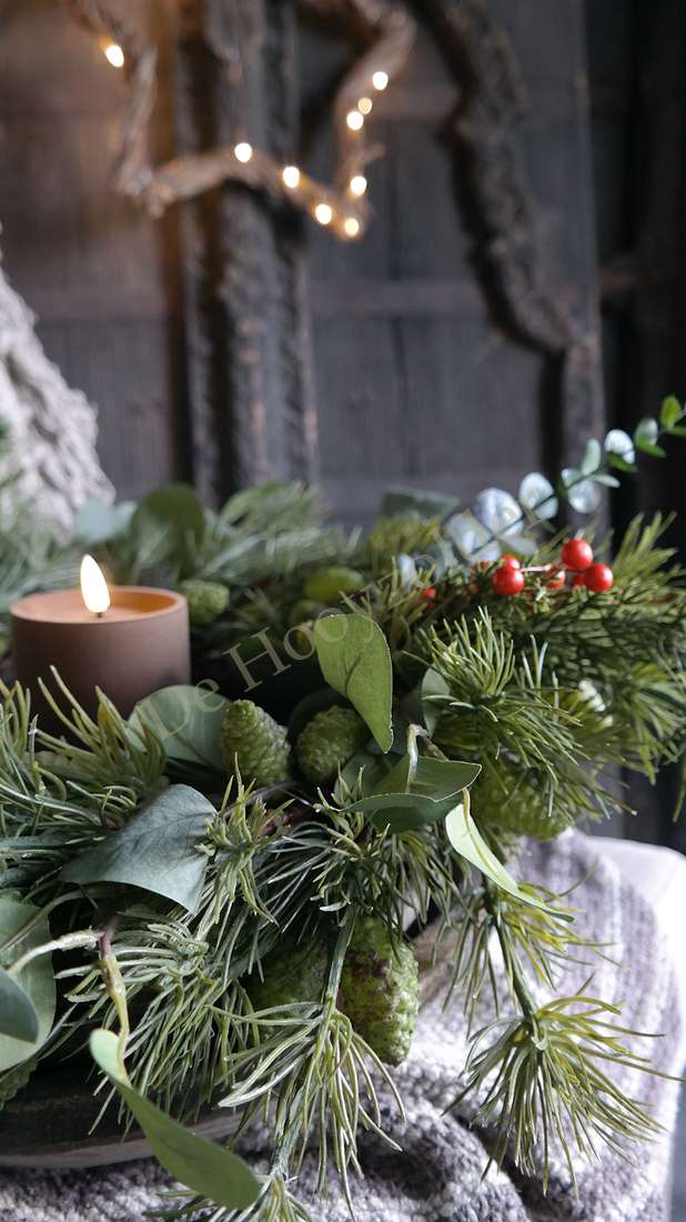 Kerstkrans met eucalyptus en rode bessen, 55 cm, De Hooyzolder decoratie