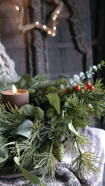 Kerstkrans met eucalyptus en rode bessen, 55 cm, De Hooyzolder decoratie