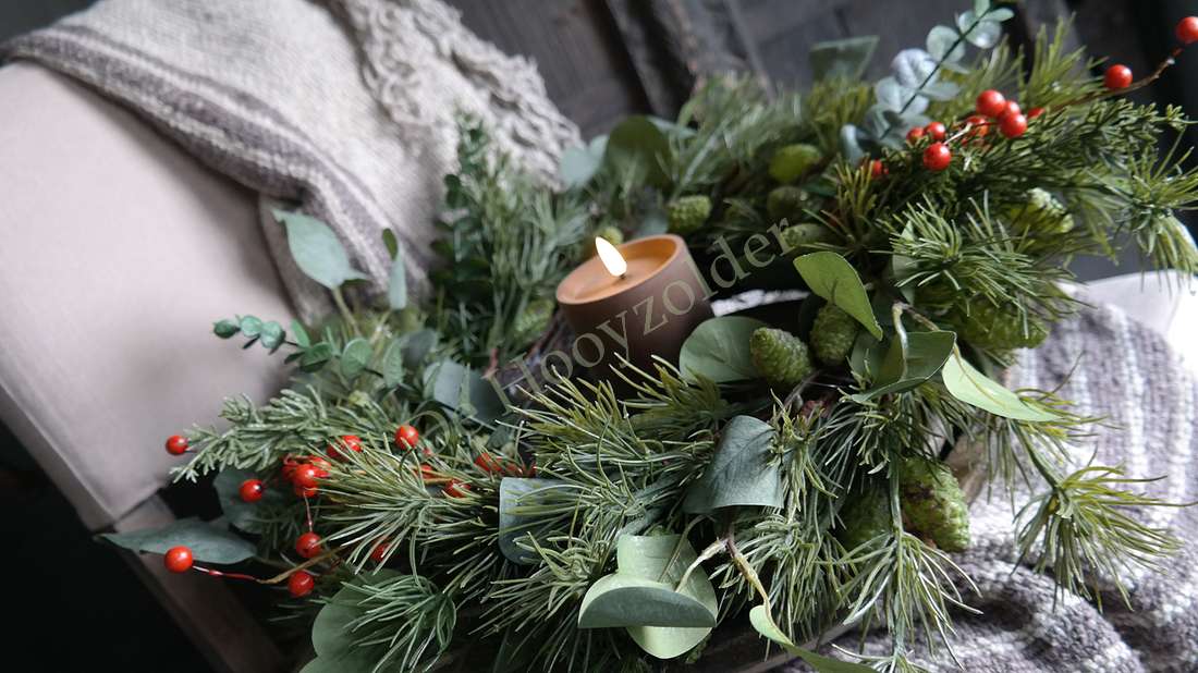 Kerstkrans De Hooyzolder met eucalyptus, rode bessen en zijden elementen, 55 cm, met kaars in het midden