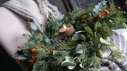 Kerstkrans De Hooyzolder met eucalyptus, rode bessen en zijden elementen, 55 cm, met kaars in het midden