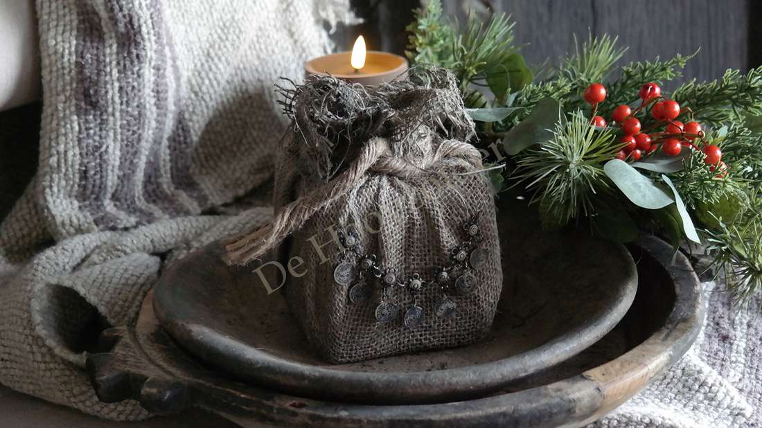 Jute cadeau met ketting De Hooyzolder; sober bruine verpakking met zilveren ketting en kerstdecoratie
