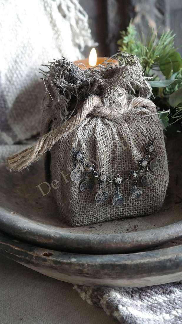 Jute cadeau met ketting en muntjesdecoratie, met brandende kaars, sobere landelijke stijl, De Hooyzolder