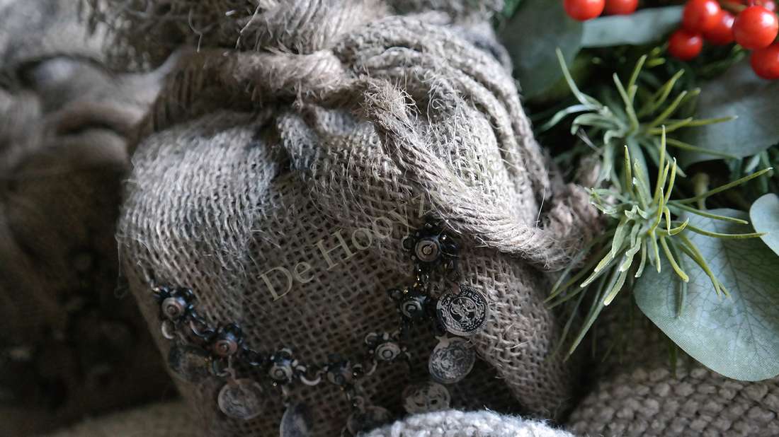 Jute cadeau met ketting in naturel bruin, metalen muntjesketting, De Hooyzolder-branding zichtbaar