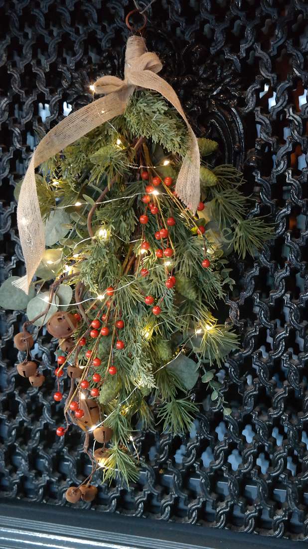 Toef Dennentak-bessen real touch M, hangende kerstdecoratie met groen dennen, rode bessen en warme lampjes met burlap