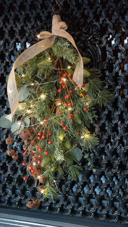 Toef Dennentak-bessen real touch M, hangende kerstdecoratie met groen dennen, rode bessen en warme lampjes met burlap