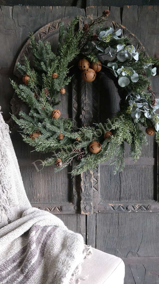 Kerstkrans van namaak dennengroen met kleine dennenappel-bellen en eucalyptus, 60 cm, De Hooyzolder