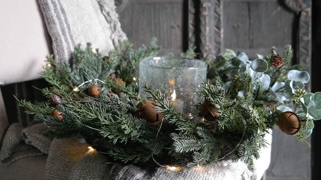 Kerstkrans met nepdennen, houten belletjes en een centrale glazen kandelaar met lichtjes, 60 cm
