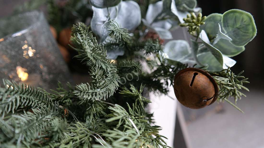 Kerstkrans met nepdennen en bruine bel, 60 cm, De Hooyzolder
