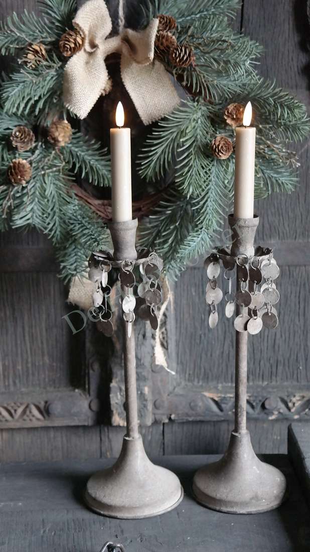 Muntjeskandelaren De Hooyzolder, 2 stuks in oudbruin metaal met hangende muntjes en brandende kaarsen