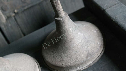 Muntjes kandelaar - old brown van De Hooyzolder, metalen voet met patina