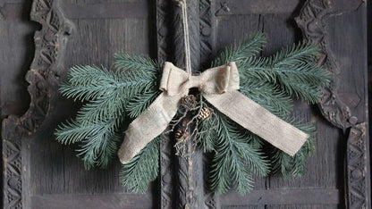 Hanger dennentakken real touch met strik in beige en dennenappels