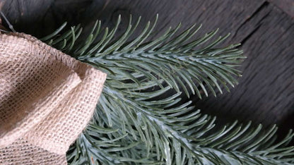 Hanger met dennentakken real touch, groene takken in een burlapzak.