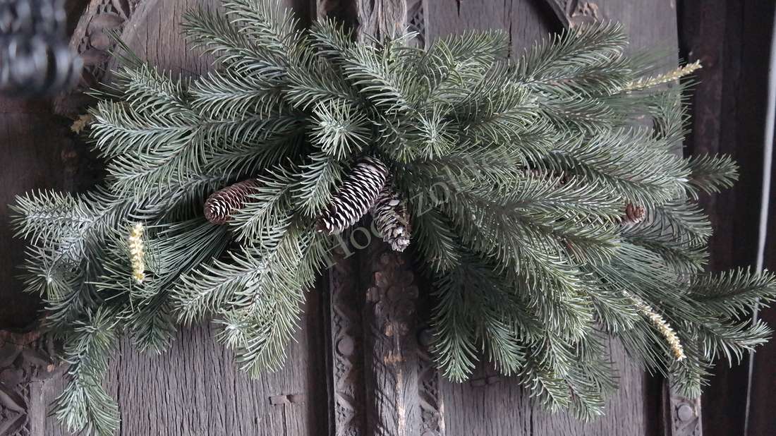 Dennen/pinus hanger, 80 cm, met dennenappels en groene naalden