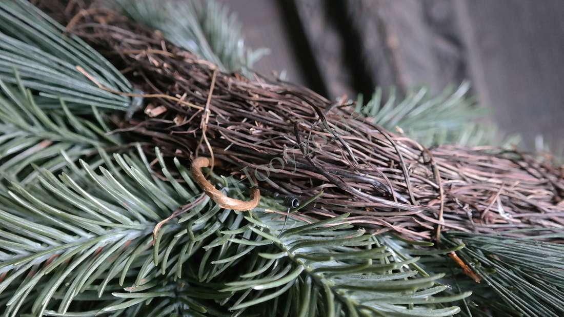 Hanger dennen/pinus real touch - 80 cm met groene naalden en bruine takken, gouden ring.