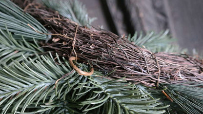 Hanger dennen/pinus real touch - 80 cm met groene naalden en bruine takken, gouden ring.