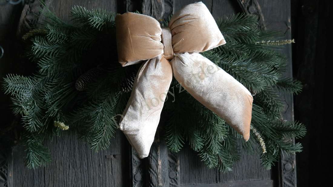 80 cm hanger dennen/pinus real touch met beige-goud velvet strik op groene takken De Hooyzolder