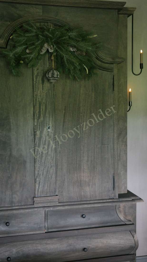 Hanger dennen/pinus real touch 80 cm met groene naalden, hangend aan houten kast De Hooyzolder