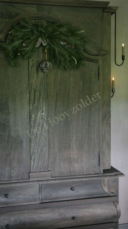Hanger dennen/pinus real touch 80 cm met groene naalden, hangend aan houten kast De Hooyzolder