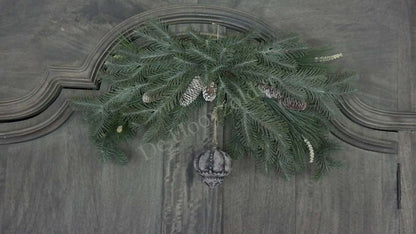 Hanger dennen/pinus real touch 80 cm met dennennaalden, dennenappels en zilveren ornament, De Hooyzolder