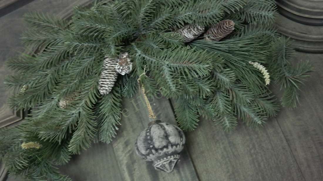 Hanger dennen/pinus real touch - 80 cm met groene takken, dennenappels en een grijs ornament