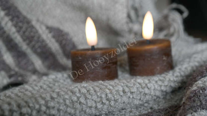 LED waxinelichtjes, 2 stuks in bruin, brandend op een gebreide deken van De Hooyzolder