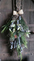 Toef dennen decoratieve hanger met blauwe besjes, dennennaalden en dennenappel, burlapstrik De Hooyzolder