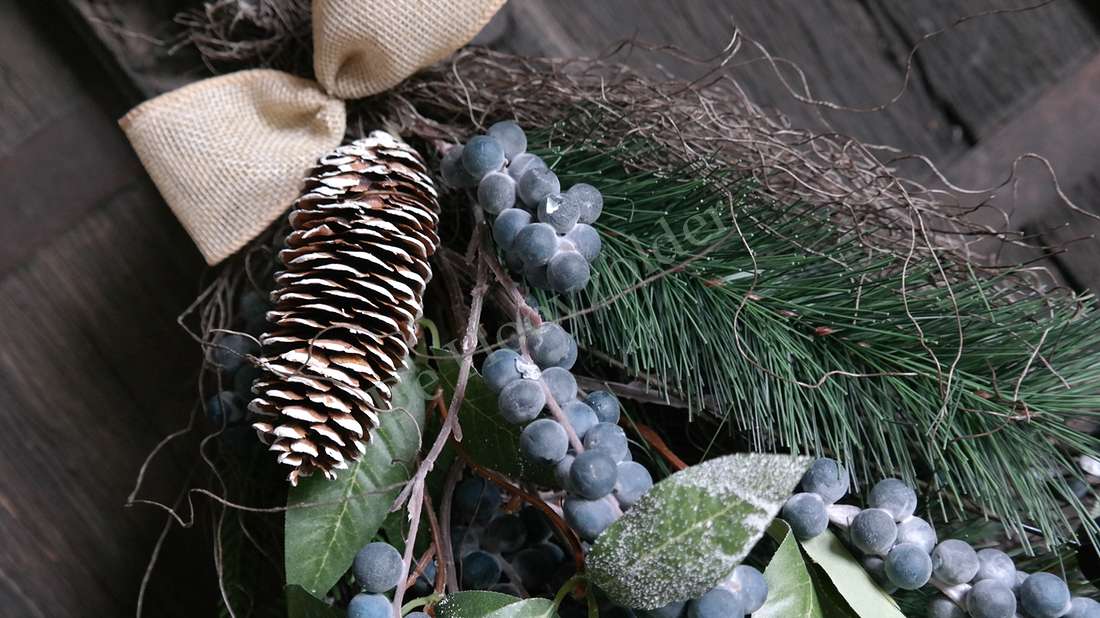 Toef dennen - blauwe bes real touch 65 cm, decoratie met dennennaalden, blauwe bessen, dennenappel en jute strik