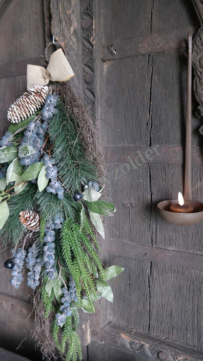 Toef dennen - blauwe bes real touch - 65 cm met dennennaalden, blauwe bessen en dennenappels aan een houten deur
