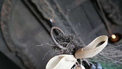 Toef dennen decoratie met blauwe besjes en burlap-strik, real touch, 65 cm, De Hooyzolder