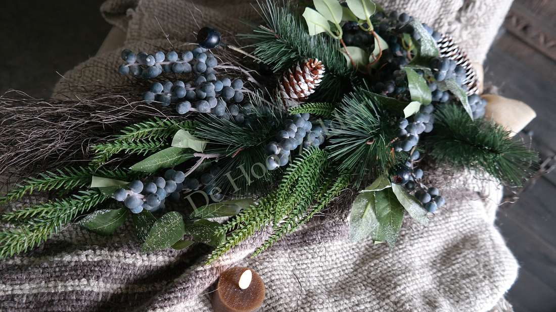 Toef dennen - blauwe bes real touch - 65 cm met dennennaalden, blauwe bessen en burlap De Hooyzolder