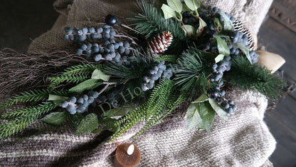 Toef dennen - blauwe bes real touch - 65 cm met dennennaalden, blauwe bessen en burlap De Hooyzolder