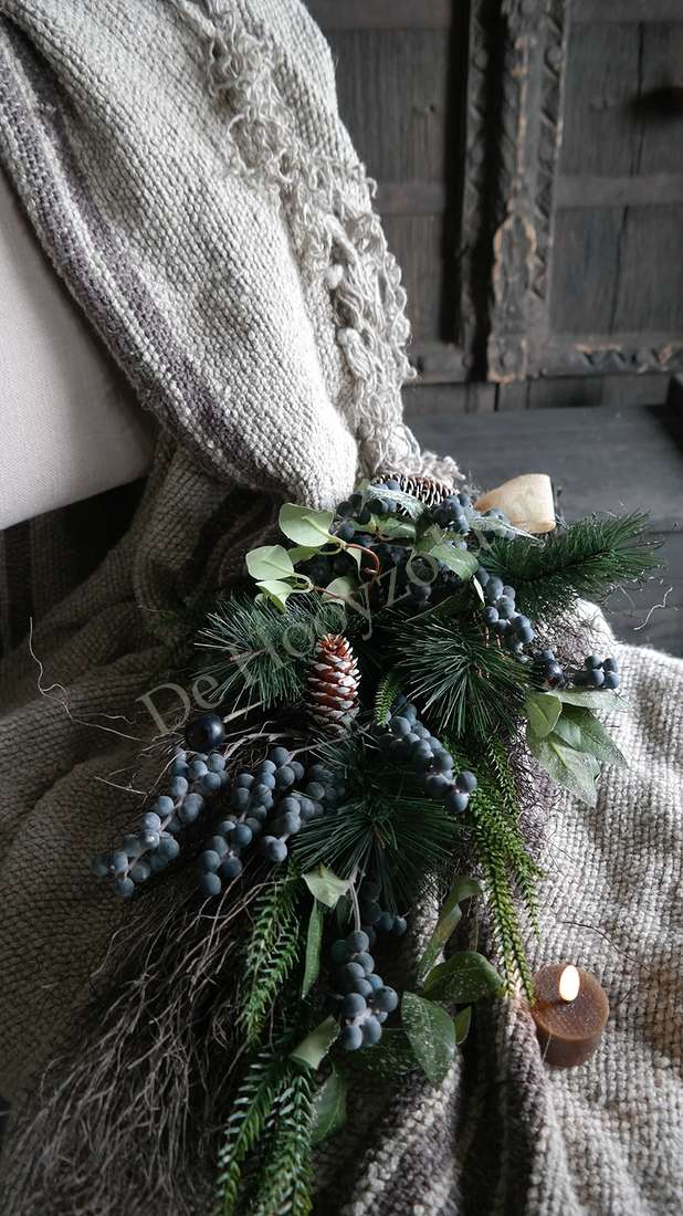 Toef dennen - blauwe bes real touch, 65 cm, decoratieve tak met dennennaalden en blauwe bessen van De Hooyzolder