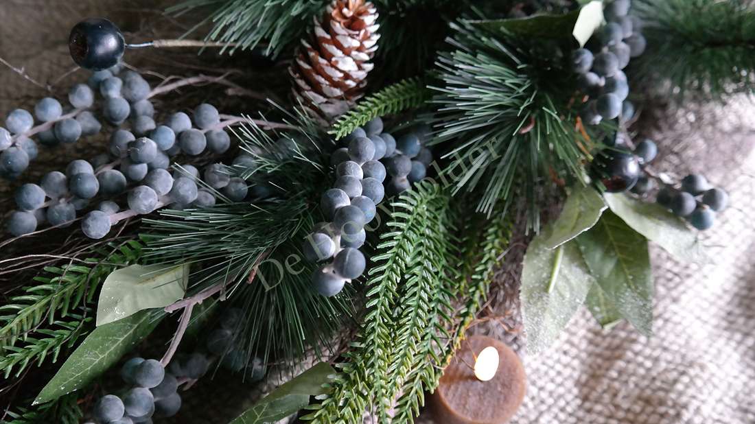 Toef dennen - blauwe bes real touch - 65 cm, decoratieve tak met blauwe bessen en dennennaalden, De Hooyzolder