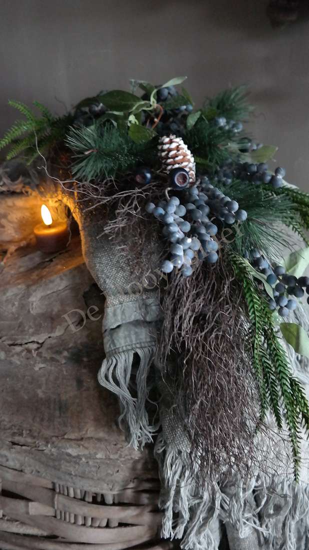 Toef dennen met blauwe bes real touch, 65 cm; decoratieve takken met dennenappel en blauwe bessen in een jute mantel