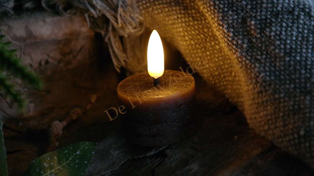 LED waxinelichtje bruin met warme gloed, in een rustieke decoratiesetting, De Hooyzolder