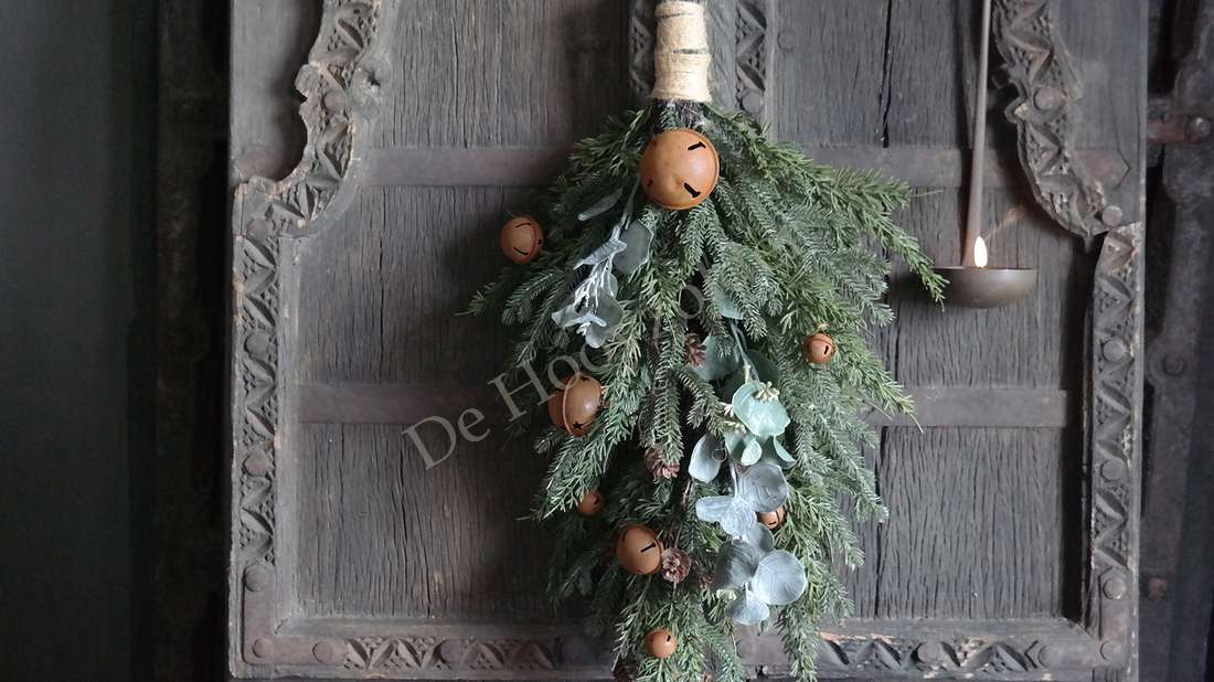 Toef Kerst dennen met bellen, 66 cm, groen met eucalyptus en lampjes, De Hooyzolder