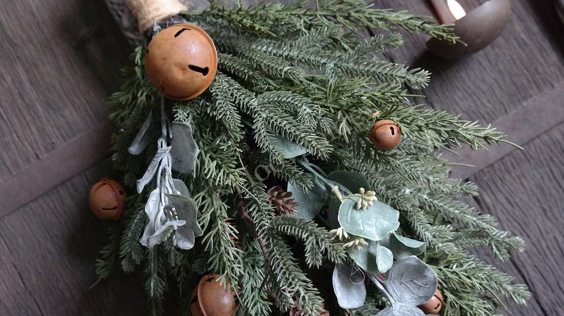 Toef kerstdennen bellen namaak 66 cm decoratie met groene takken, oranje belletjes en eucalyptusaccenten