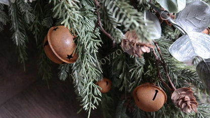 Toef kerstdecoratie met nep dennentakken en bruine bellen, 66 cm incl lampjes, De Hooyzolder